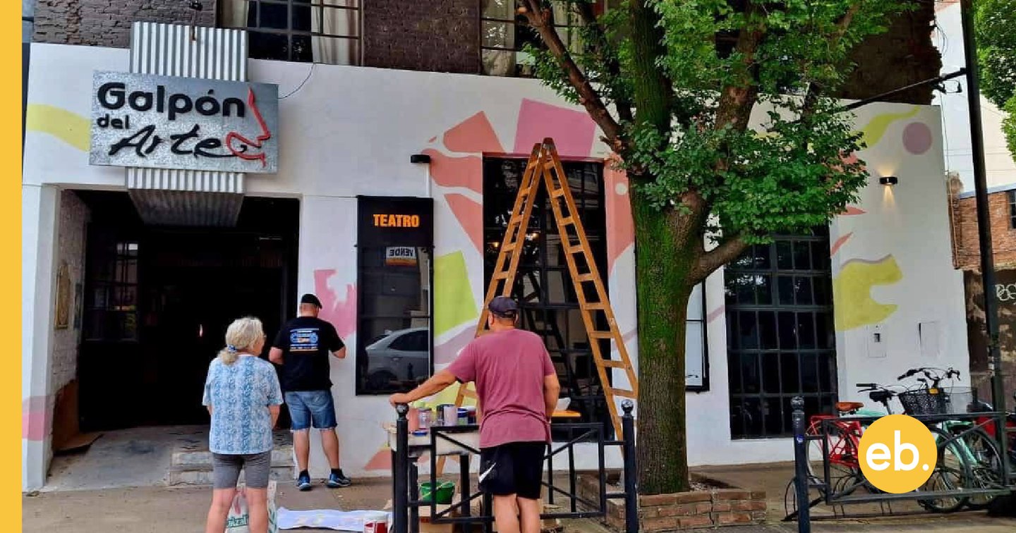 Mauro Calderone pintó el frente del Galpón del Arte